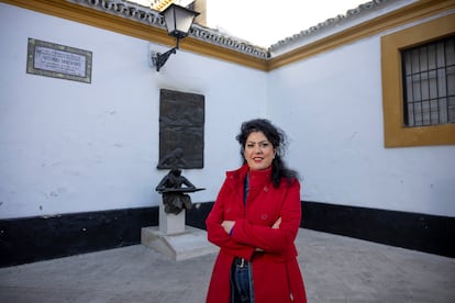 Eva Díaz Pérez delante del Palacio de Dueñas de Sevilla, lugar donde nació Antonio Machado, el 13 de enero