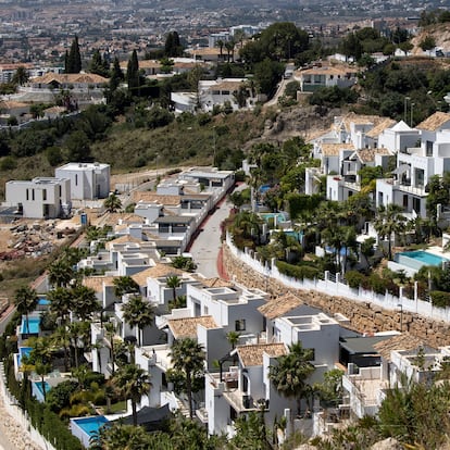 Málaga (España) Benalmádena 16/05/2025 Reportaje sobre el llenado de alrededor de 80.000 piscinas este verano en la provincia de Málaga y su relación con el valor inmobiliario y la sequía. En la foto, vistas de varias urbanizaciones de la localidad de Benalmádena (Costa del Sol), preparadas para su uso estival.
Foto: García-Santos
