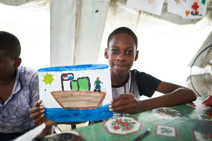 Un niño enseña un dibujo que hizo en un refugio para migrantes en Panamá, en octubre de 2021.