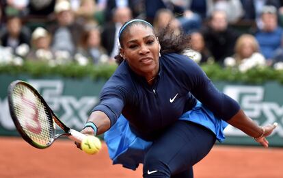 Serena Williams intenta llegar a la pelota lanzada por la tenista, Garbine Muguruza, durante la final de Roland Garros.