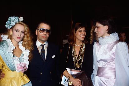 Jerry Hall, Karl Lagerfeld, Carolina de Mónaco e Inès de la Fressange tras el desfile alta costura p-v 1985 de Chanel.