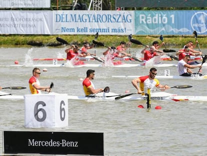 De derecha a izquierda: Craviotto, Toro, Cooper y Germade cruzan los primeros la línea del K4-500. 