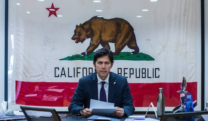 Kevin de León, en su despacho de Los Ángeles.
