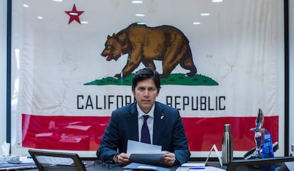 Kevin de Le&oacute;n, en su despacho de Los &Aacute;ngeles.