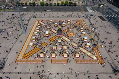 Vista aérea de la ofrenda monumental instalada en el Zócalo capitalino con motivo del Día de Muertos. 