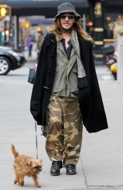 John Galliano pasea a su perro por Nueva York este pasado febrero.