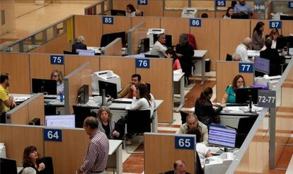 Funcionarios en la delegación de Hacienda en Madrid.