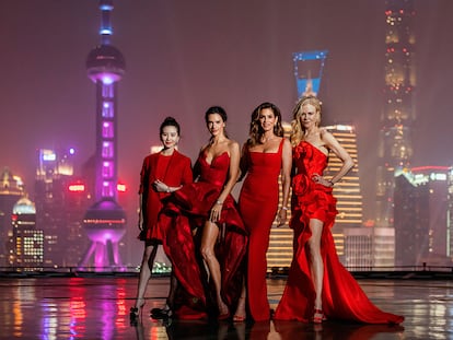 Liu Shishi, Alessandra Ambrosio, Cindy Crawford y Nicole Kidman, ante el 'skyline' de Shanghái.