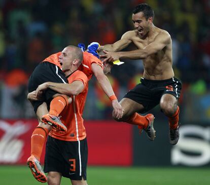 John Heitinga levanta a Wesley Sneijder en presencia de Giovanni van Bronckhorst durante la celebración de la victoria frente a Brasil.