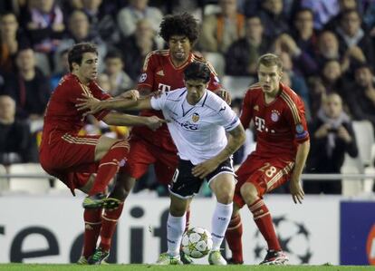 Valencia&rsquo;s Ever Banega battles with (l to r) Javi Mart&iacute;nez, Dante and Holger Badstuber.