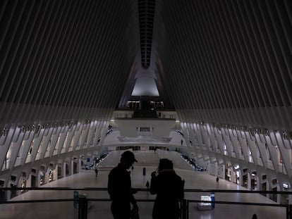 Dos turistas en la estación de metro del World Trade Center, este lunes en Nueva York.