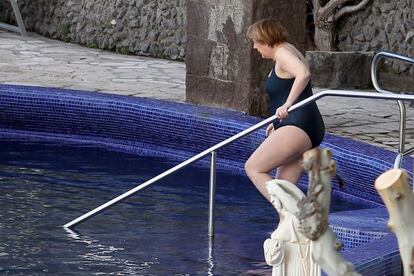 Angela Merkel se introduce en una piscina de aguas termales en la isla de Isquia, en Italia.
