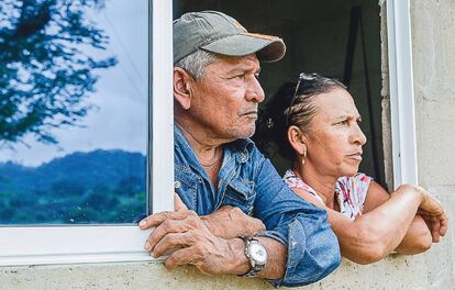 Orlando Ruiz Mendes y su mujer, Myriam Mercado, viven con sus ocho hijos en el departamento de Sucre, al norte de Colombia, después de abandonar su hogar en Pertenencia a causa de la violencia y el conflicto armado.