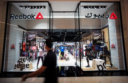 Un hombre pasa por delante de una tienda de Reebok, en Bahréin.