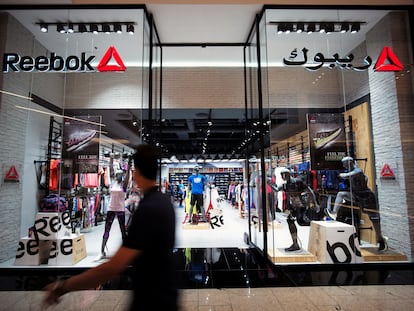 Un hombre pasa por delante de una tienda de Reebok, en Bahréin.