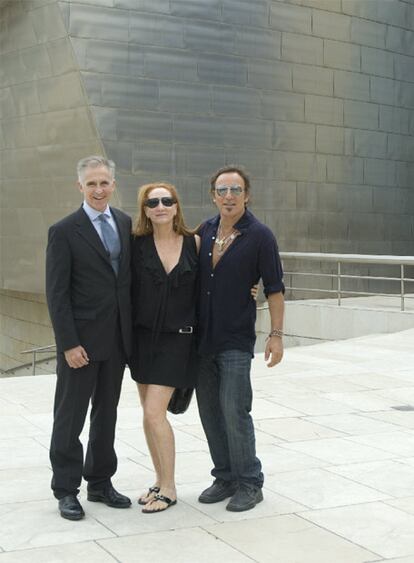 Bruce Springsteen posa junto a su esposa, Patty Scialfa, y Juan Ignacio Vidarte, ante el Guggenheim.