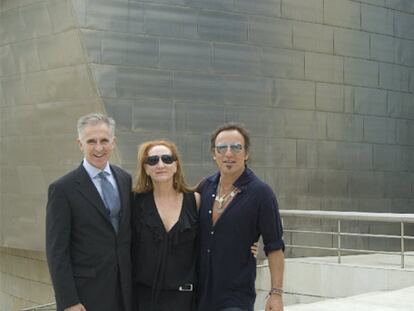 Bruce Springsteen posa junto a su esposa, Patty Scialfa, y Juan Ignacio Vidarte, ante el Guggenheim.