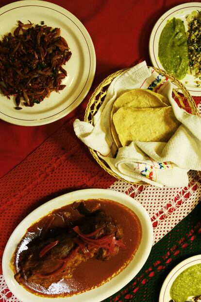 Los chefs del restaurante 'Chon' tratan de preservar la cocina prehispnica mexicana, aunque aceptan que en sus platos ya existen varios elementos mestizos.