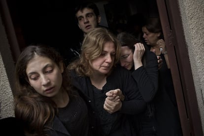 Familiares de Salem Paul Sweliem rezan durante su funeral en Gaza. Sweliem, un carpintero cristiano griego ortodoxo, murió durante el bombardeo en el que Israel mató también al líder de la Yihad Islámica Ramez Harb.