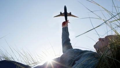 Una joven maneja un avión de juguete.