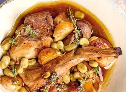 Conejo al ajillo escabechado con habas. Imagen proporcionada por Planeta Gastro.