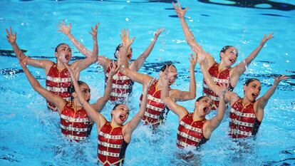 PARIS, FRANCE - MAY 03: Team Mexico perform their routine during the Team Technical during the World Aquatics Artistic Swimming World Cup 2024 - Stop 2 at Aquatics Centre on May 03, 2024 in Paris, France. (Photo by Adam Pretty/Getty Images)