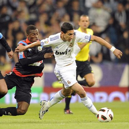 Di María se escapa de la marca de Diop.
