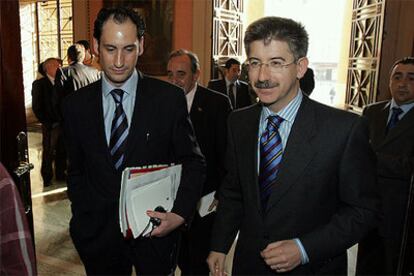 Los diputados forales de Agricultura, Eloy López de Foronda (izquierda), y de Asuntos Sociales, Enrique Aguirrezabal, ayer en el pleno de Juntas.