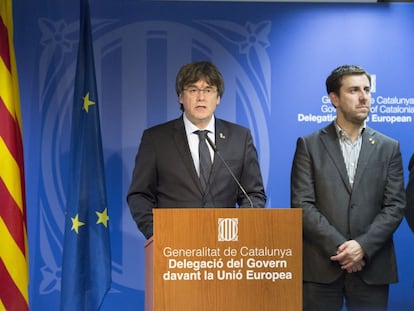 Carles Puigdemont en una rueda de prensa en Bruselas tras conocer la decisión del juez Pablo Llarena de cursar una orden europea e internacional de detención y entrega contra él.
