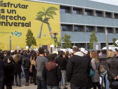 Trabajadores de Orizonia a las puertas de la sede de Palma