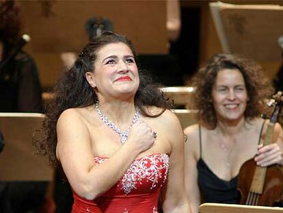 La <i>mezzosoprano</i> Cecilia Bartoli, ayer durante el recital en el Teatro Real de Madrid.