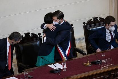 La presidenta de la Convención Constitucional, María Elisa Quinteros, abraza al mandatario chileno, Gabriel Boric, durante la entrega del texto final de la propuesta Carta Magna que será sometida a votación popular el 4 de septiembre.