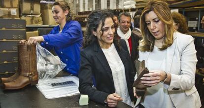 La presidenta de la Junta de Andalucía, Susana Díaz, durante su visita a una fábrica de calzado en Valverde del Camino (Huelva).