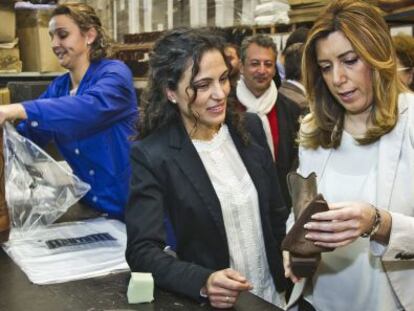 La presidenta de la Junta de Andaluc&iacute;a, Susana D&iacute;az, durante su visita a una f&aacute;brica de calzado en Valverde del Camino (Huelva).