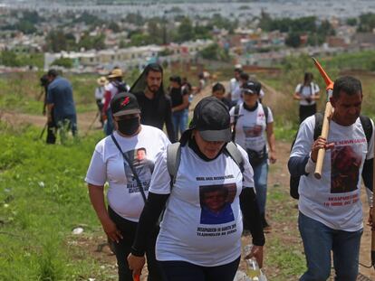 Madres buscadoras de Jalisco y Sonora durante una brigada realizada en Tlajomulco de Zúñiga, Jalisco, en julio de 2022.