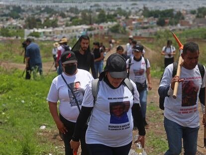 Madres buscadoras de Jalisco en una fosa clandestina en Tlajomulco, el 12 de julio.