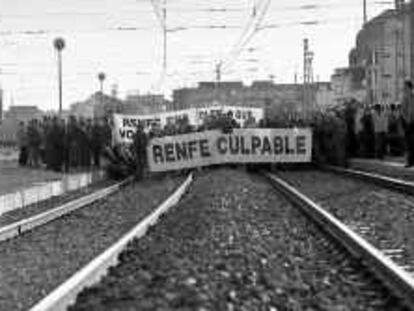 B 38029 - (10/nov/00) - color - Manifestación en la estación de RENFE de el Vendrell, Tarragona - Foto: Josep Lluís Sellart.