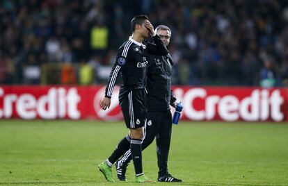Cristiano Ronaldo abandona el terreno de juego tras el partido de Champions League.