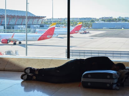 Una persona descansa en el Aeropuerto de Madrid Barajas, en una imagen de archivo.