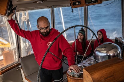 Savaas, el capitán del barco de rescate Astral, intenta comunicarse con el Centro de Operaciones para informar sobre el naufragio del bote y solicitar su traslado. El Astral —en misión de monitoreo— no está habilitado a subir personas, salvo casos de necesidad extrema como un hundimiento.