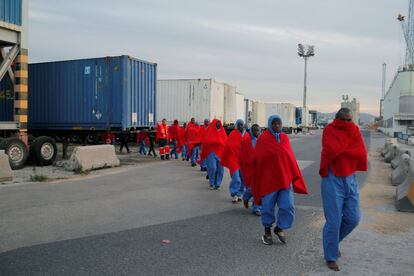 Un grupo de migrantes interceptados frente a la costa en el mar Mediterráneo, después de desembarcar de un bote de rescate en el puerto de Málaga.