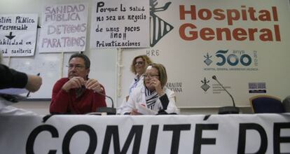 Los trabajadores del Hospital General de Valencia, durante el encierro de este martes.