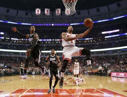 Derrick Rose salta para encestar ante los Sacramento Kings, el pasado 10 de febrero.