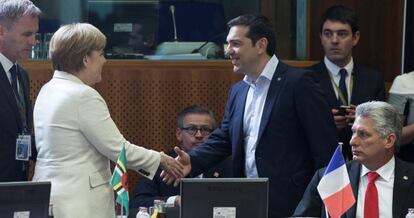 Angela Merkel y Alexis Tsipras se saludan en Bruselas antes de comenzar la cumbre EU-CELAC