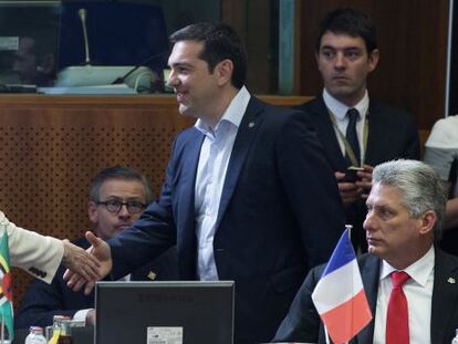 Angela Merkel y Alexis Tsipras se saludan en Bruselas antes de comenzar la cumbre EU-CELAC