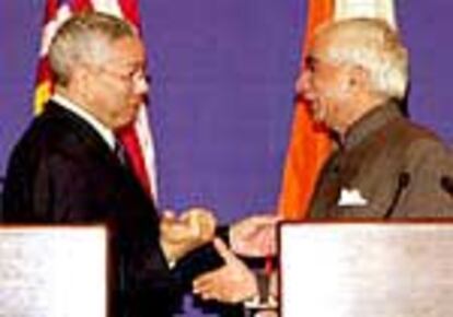 Colin Powell (a la izquierda) saluda al ministro de Exteriores indio, Jaswant Singh, en Nueva Delhi.