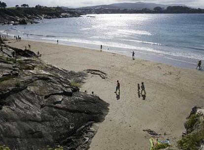 La marea baja es el mejor momento para disfrutar de la playa de Arnao, un arenal de unos 350 metros en el extremo occidental de Asturias.