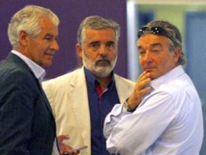Francisco Pernía, expresidente del Racing charla con Ángel Lavín, actual manadatario, y Jose Antonio Berdejo, secretario del consejo