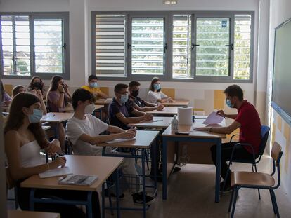 Alumnos del instituto Antonio Álvarez López, en la localidad sevillana de Gelves, durante el primer día del curso.