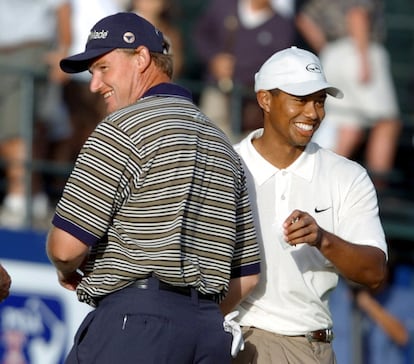 Tiger Woods saluda a Ernie Els en el hoyo 18 del Torneo de Kapalua, del circuito de la PGA en Hawai. El sudafricano conseguiría dos años después arrebatarle el número uno mundial, puesto en el que ha estado nueve semanas en total. 'Big Easy', como se le conoce por la aparente sencillez de su 'swing', ocupa en la actualidad el puesto 11de la clasificación, al que ha llegado tras un buen año y después de varias temporadas a un nivel más bajo, primero al volcarse con su familia tras descubrir que su hijo era autista y luego por una lesión de rodilla.